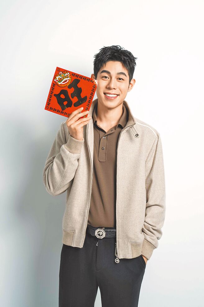 詹懷雲向讀者跟粉絲們拜早年，預祝年假愉快。（石智中攝）