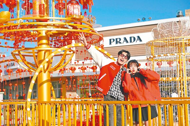 華泰名品城二期打造「華燈光影轉運站」，數百盞大小燈籠串聯成華燈光影區，上頭炮竹春聯、元寶等還會定時轉動。（華泰名品城提供）