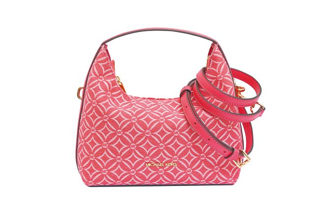 華泰名品城推「MICHAEL KORS EMBER莓果色菱形提花肩背提包」，原價2萬4000元、特價9600元。（華泰名品城提供）