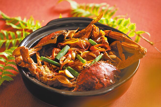 「乾烧螃蟹」将鲜甜的螃蟹与香辣浓郁的酱料完美结合，加入粉丝，每口都满溢海味。（JR东日本大饭店台北提供）
