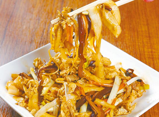 所谓木须，就是加了打散的蛋及肉丝，蔬菜等炒制而成，图为木须炒麵。（本报资料照片）