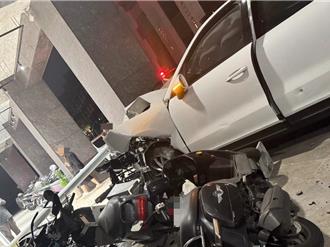 高雄男酒後開保時捷返家撞進騎樓    5輛汽機車全遭殃