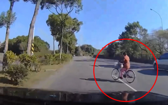 桃園單車嬤「鬼切3車道」 駕駛嚇壞急煞：奶奶差點換地方過年