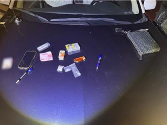 女毒蟲拒檢撞傷警波及5車  淡水警連夜驚險圍捕逮人起獲K毒 