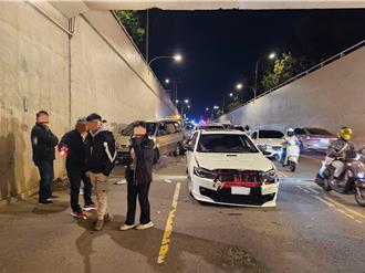 中壢普忠地下道4汽車1機車連環撞   騎士多處骨折送醫