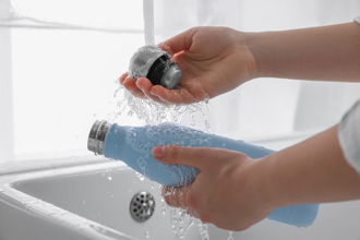 保溫瓶洗錯喝到毒水 台大醫示警「2飲品」不能裝 