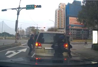 見駕駛沒繫安全帶   桃園保大警盤查逮5失聯移工