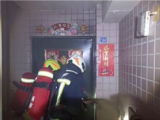 基隆市公寓火警「濃煙狂竄」！警消急疏散住戶 幸無人傷亡