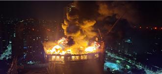 新莊新建案頂樓遭火噬  建商未做安全設施！工務局勒令停工