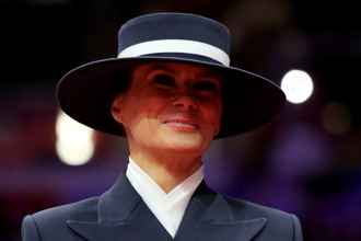 川普就職》美第一夫人衣著似神力女超人 學者：梅蘭妮亞未來角色值得關注