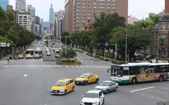 爸開車沒禮讓兒女噴6000 罰單照片網笑翻：另類全家福