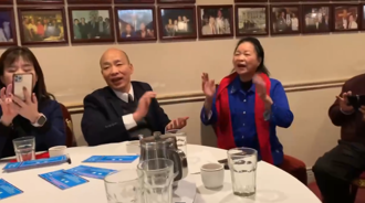 影》「韓院長有心了」！離美前夕再親謝僑胞  清唱「綠島小夜曲」好溫馨