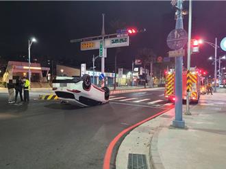 蘆洲休旅車自撞行人庇護島  當場翻覆路中央
