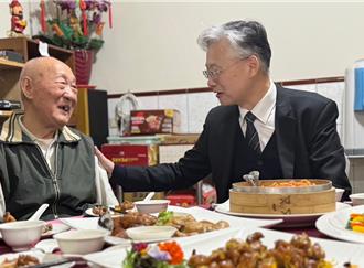 名醫出任務 陪92歲榮民伯伯圍爐 退伍上尉直呼「受寵若驚」