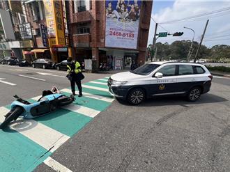 人生首被警車撞倒！女騎士發文「帥警不錯看」 竟是這結局