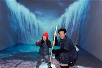 Darren带4岁萌儿1日逛2展玩疯了！ 儿「处女秀」一头长髮超吸睛