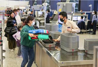 全力应对春节出境高峰 桃机航警局加派人力强化安检