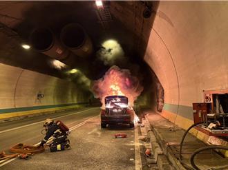影》BMW遭火球吞噬「烧到剩骨架」 车主中和隧道弃车逃死