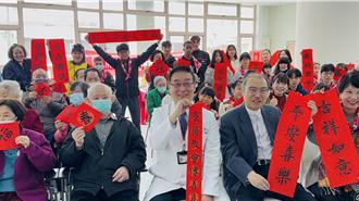 翰墨飄香「音為愛 」醫院春聯義賣 長輩開心齊唱甜蜜蜜