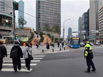 春節返鄉出遊人潮增 信義警加強「市府轉運站」執法