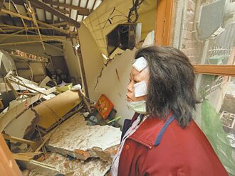 轟！民宅震垮 勇媽飛撲護嬰