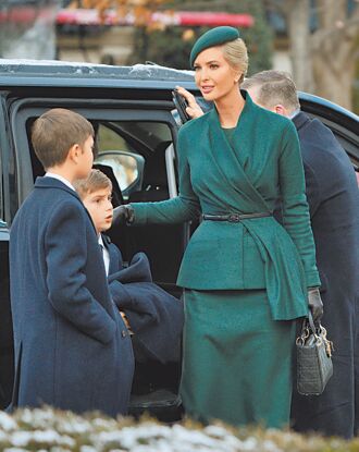 美總統就職 第一夫人嚴肅、千金優雅