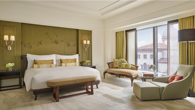 優雅的歐式建築美學令人彷若置身歐洲，寬敞舒適的客房設計更深受國際名人及政商名流的青睞。（台北文華東方酒店提供）