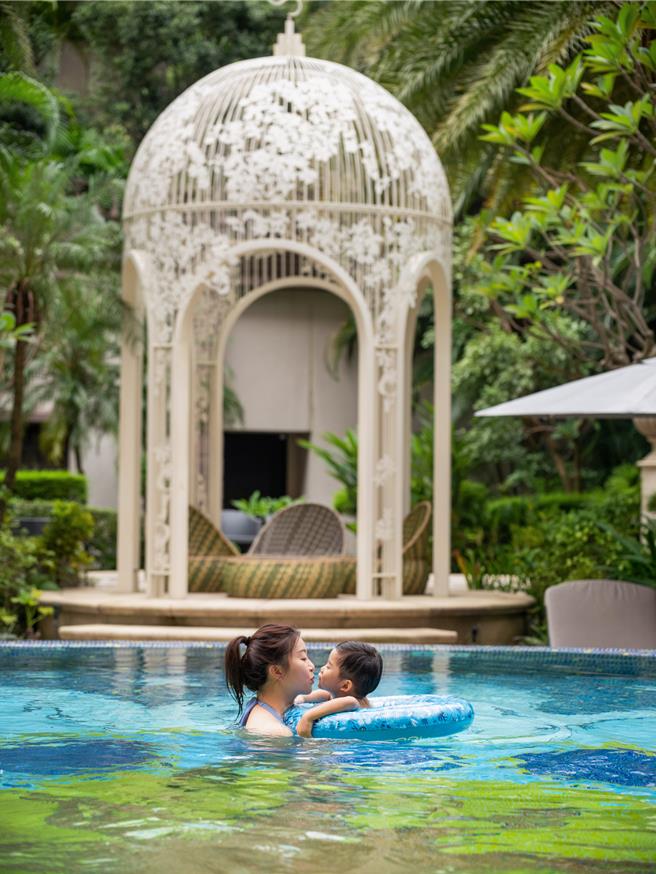 戶外溫水游泳池充滿歐式庭園風情，是台北都會城市度假的一大亮點，美不勝收。（台北文華東方酒店提供）