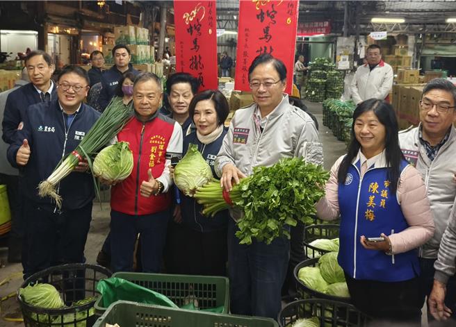 桃园市长张善政今天清晨前往桃园鱼市场及果菜市场，视察年前鱼货、果菜供应情形，并发放春联、福袋，也向摊商拜早年，祝贺承销商与工作伙伴新年快乐、生意兴隆，平安过好年。（赖佑维摄）