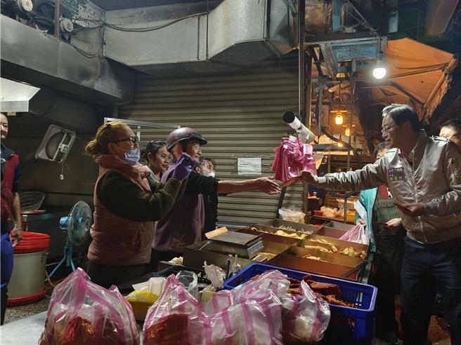 桃园市长张善政今天清晨前往桃园鱼市场及果菜市场，视察年前鱼货、果菜供应情形，并发放春联、福袋，也向摊商拜早年，祝贺承销商与工作伙伴新年快乐、生意兴隆，平安过好年。（赖佑维摄）