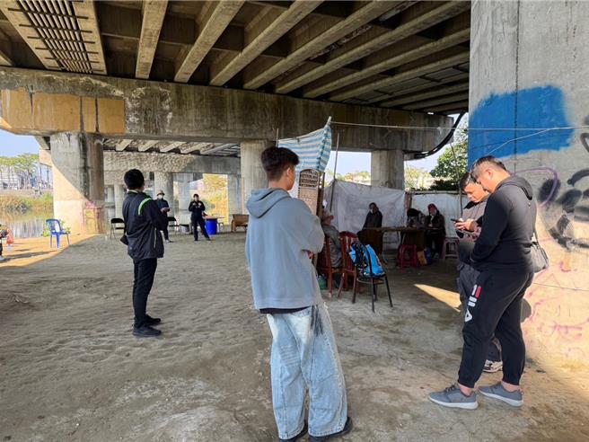 台南市警第五分局获报北安桥下有人公然聚赌，埋伏多时昨天逮回17人。（民眾提供／曹婷婷台南传真）