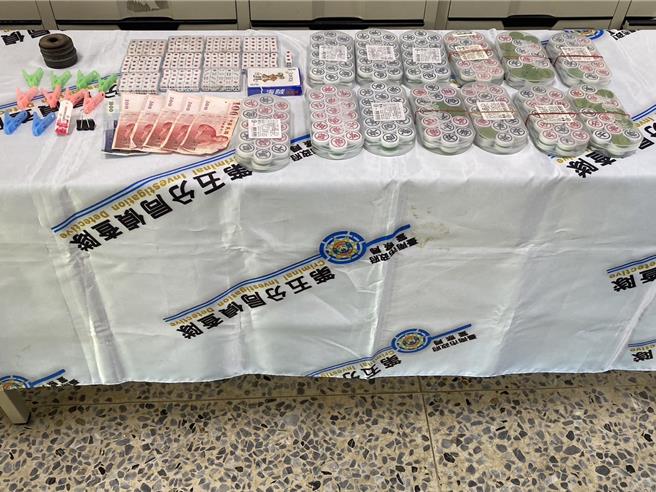 警方查扣抽头金、赌资、赌博用的象棋及骰子。（民眾提供／曹婷婷台南传真）