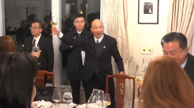 立法院长韩国瑜21日出席驻美代表处晚宴，向驻美处同仁、各界友人以及华侨表达感谢。(截自中时新闻网直播)