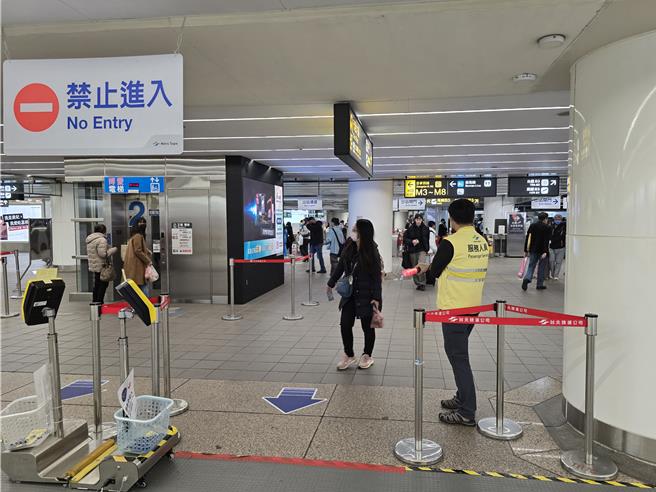 台北车站自去年11月起开始改造工程，第1阶段即将完工，指标也已更换。（刘彦宜摄）