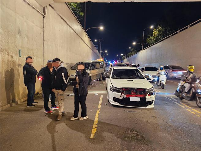 桃园市中坜区普忠地下道21日晚间7时许，发生二次车祸事故，造成1人多处骨折。（翻摄照片／廖姮玥桃园传真）