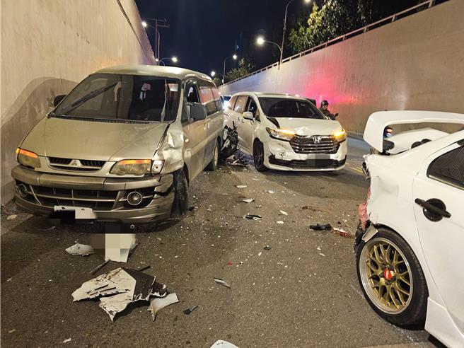 桃园市中坜区普忠地下道21日晚间7时许，发生二次车祸事故，造成1人多处骨折。（翻摄照片／廖姮玥桃园传真