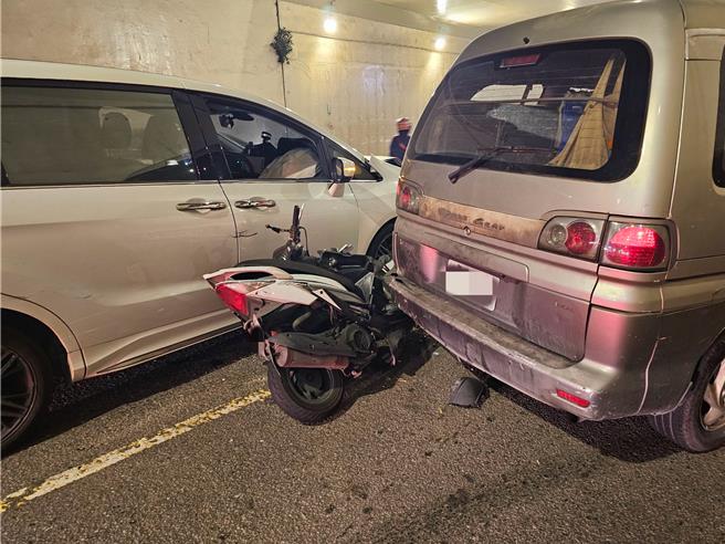 桃园市中坜区普忠地下道21日晚间7时许，发生二次车祸事故，造成1人多处骨折。（翻摄照片／廖姮玥桃园传真