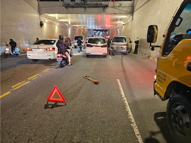 桃园市中坜区普忠地下道21日晚间7时许，发生二次车祸事故，造成1人多处骨折。（翻摄照片／廖姮玥桃园传真