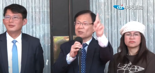 民眾党立委张启楷（中）表示，体育署出国经费遭谣传被砍11亿元，是最大的抹黑，实际仅删减10万多元。(截自中天新闻)