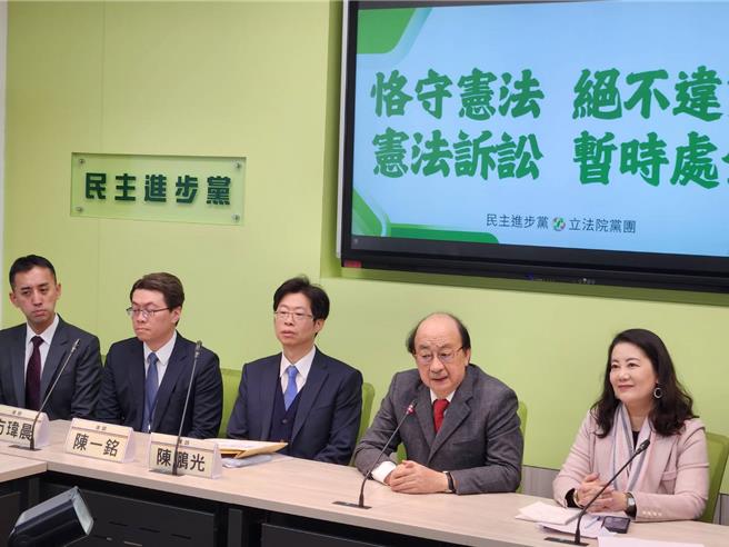 民进党团总召柯建铭22日表示，媒体对民进党的攻击都是在帮助民进党，非常感谢他们，台湾人民会震怒，跳出来自己国家自己救。(杨亚璇摄）