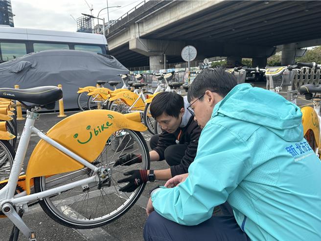 交通局稽查YouBike维修状况。（交通局提供）