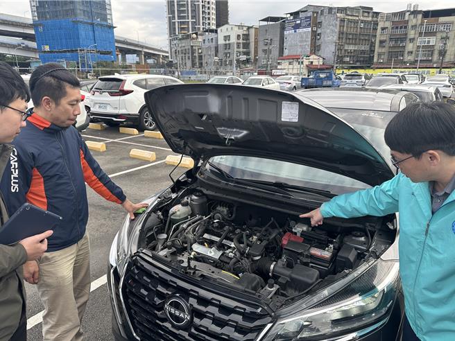 交通局稽查共享运具车辆保养情况。（交通局提供）