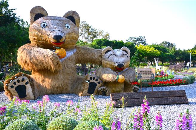 大安森林公园「七彩星苑」，主景为一对超过4米高的草编台湾黑熊装置艺术。（北市公园处提供）