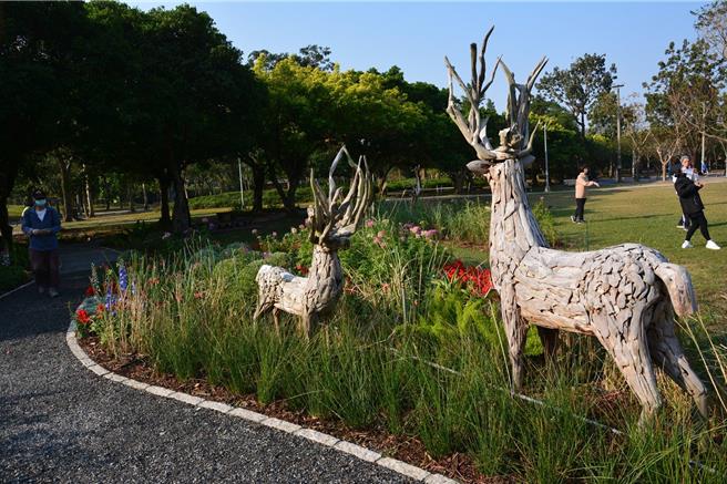 「七彩星苑」以创造都市原野风格为理念，採用多种自然型态的石材与木材融入自然环境，并搭配季节植栽。（北市公园处提供）