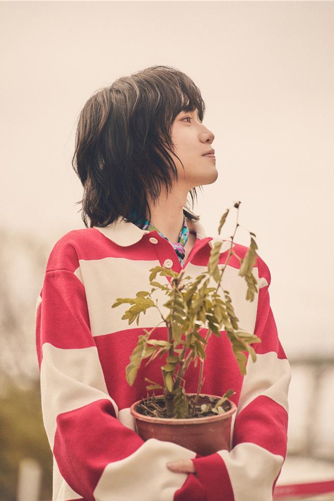 持修在MV中將滿溢的情感，寄情於一株盆栽。（EMI提供）