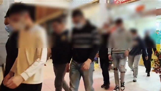 桃园市大园区竹围渔港摊商间的口角纠纷，竟持棍棒互殴成伤，警方获报后，循线追查互殴的7名男子，询后依妨害秩序及伤害等罪嫌移送桃园地检署侦办。（翻摄照片／廖姮玥桃园传真）