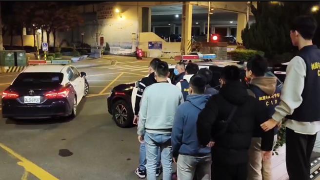 桃园市大园区竹围渔港摊商间的口角纠纷，竟持棍棒互殴成伤，警方获报后，循线追查互殴的7名男子，询后依妨害秩序及伤害等罪嫌移送桃园地检署侦办。（翻摄照片／廖姮玥桃园传真）