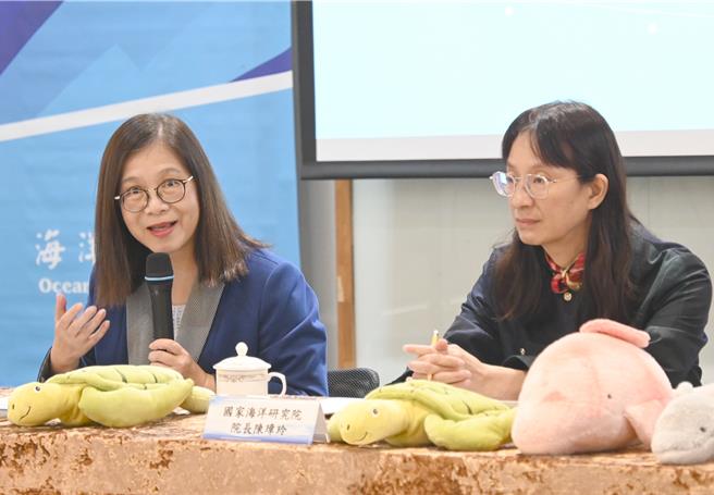 海洋委员会22日举行2024年施政成果记者会，海委会主委管碧玲（左）担心总预算案被删减，影响海委会的运作。右为国家海洋研究院长陈璋玲。（林瑞益摄）