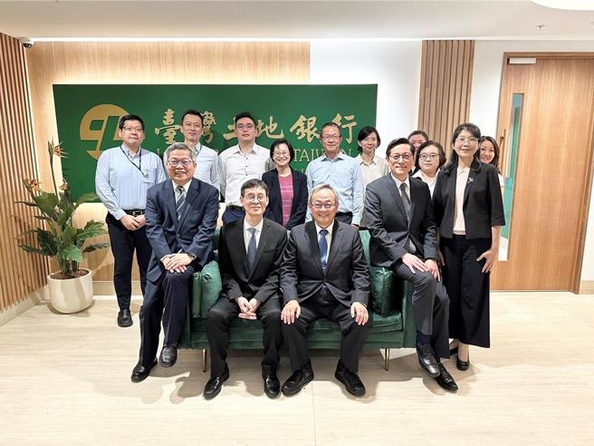 土地银行总经理张志坚（前排左3）率领副总经理邱天生（前排左1）、副总经理陈昭辅（前排右2）、总稽核程佩瑜（前排右1）及高阶主管视察澳洲布里斯本分行。图／土银提供