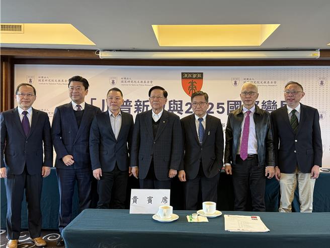 美国总统川普回锅，外界好奇如何牵动美中台关系，学者认为，川普谈话每每提及中共领导人习近平都说是朋友，但绝非善意，说完和习关系好，后面都是骂中国，且川普新政府抗中亲台，包含团队的抗中五支箭，保卫台湾是抗中的重中之重。（蔡宗颖摄）